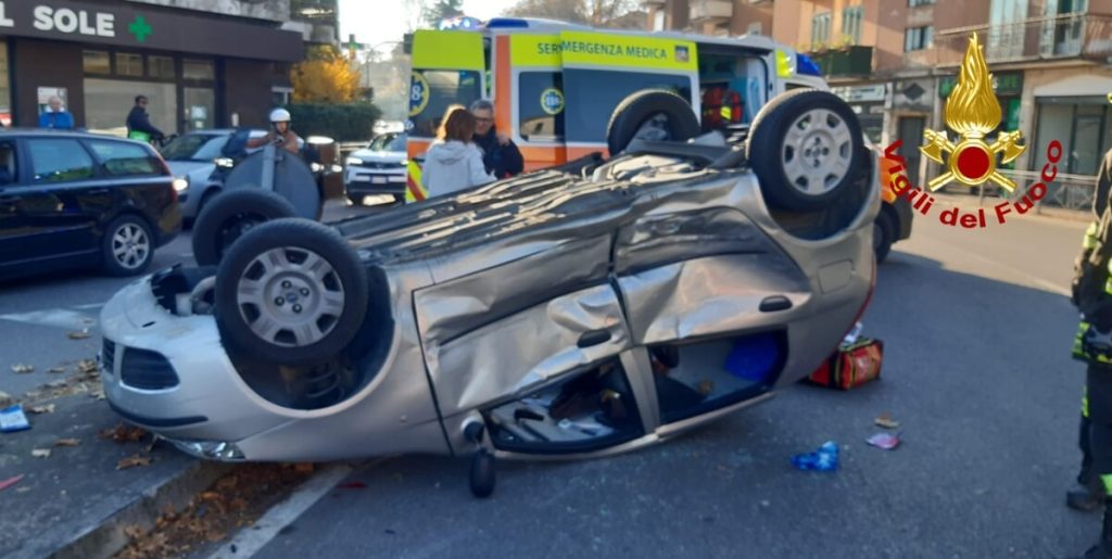 Incidente in città, perde il controllo della guida e l’auto si rovescia: ferita una donna