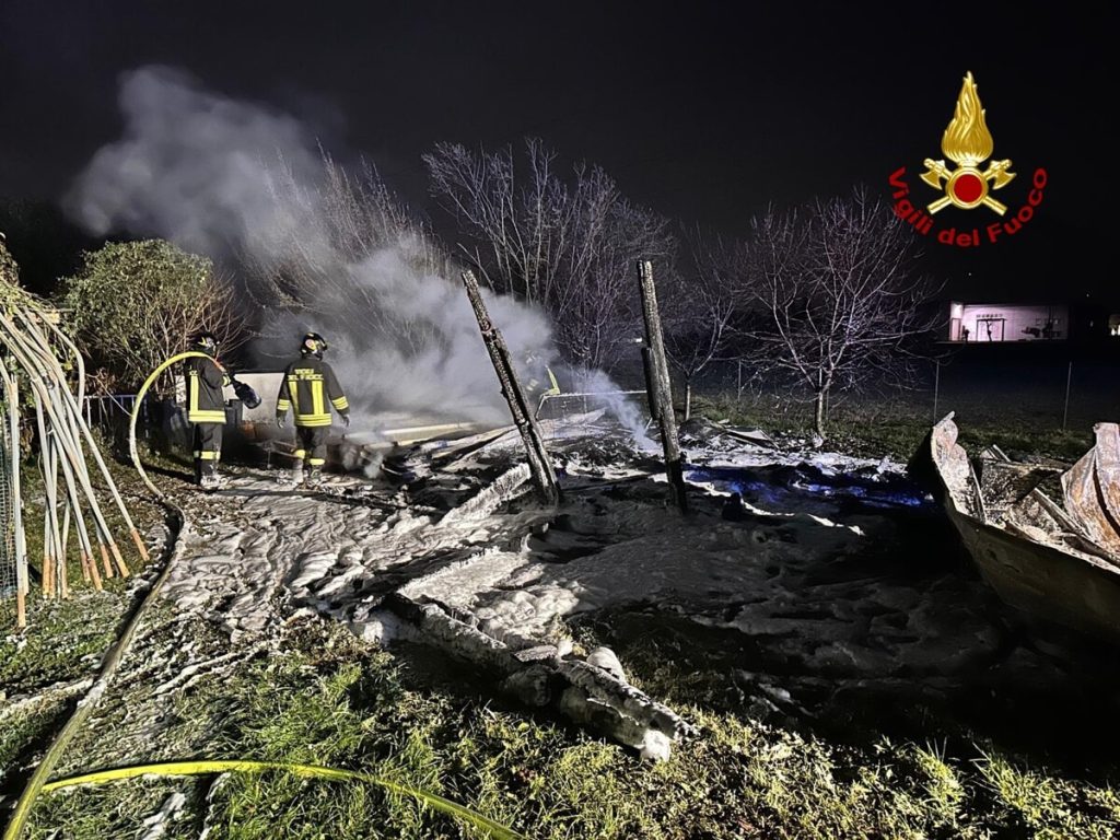 Baracca e legnaia avvolte dalle fiamme
