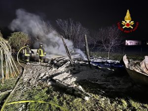 Baracca e legnaia avvolte dalle fiamme