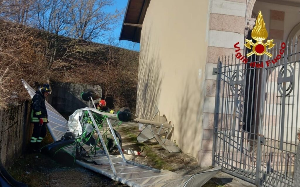 Ultraleggero si schianta contro il cimitero di Asiago: pilota ferito