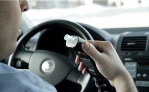 Neopatentata provoca un incidente da ubriaca: in caso di condanna scatta l'alcolock