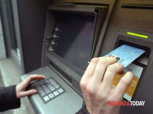 Furto su auto in sosta e prelievi in serie con bancomat rubato: denunciato un 19nne