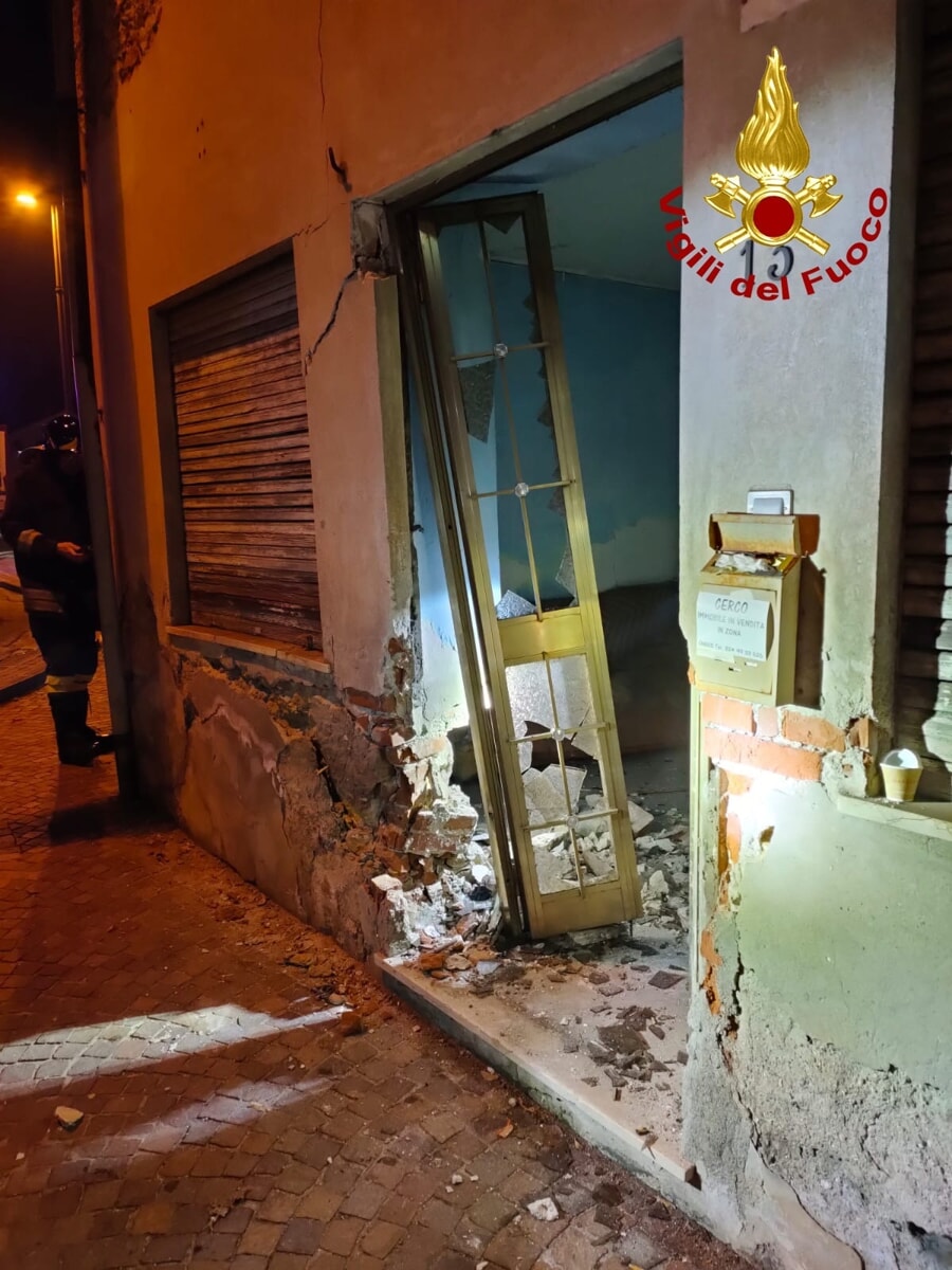 Auto contro l’ingresso di una vecchia abitazione