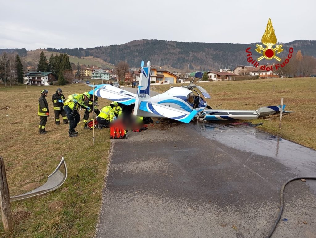 Aereo in emergenza plana in strada: grave il pilota