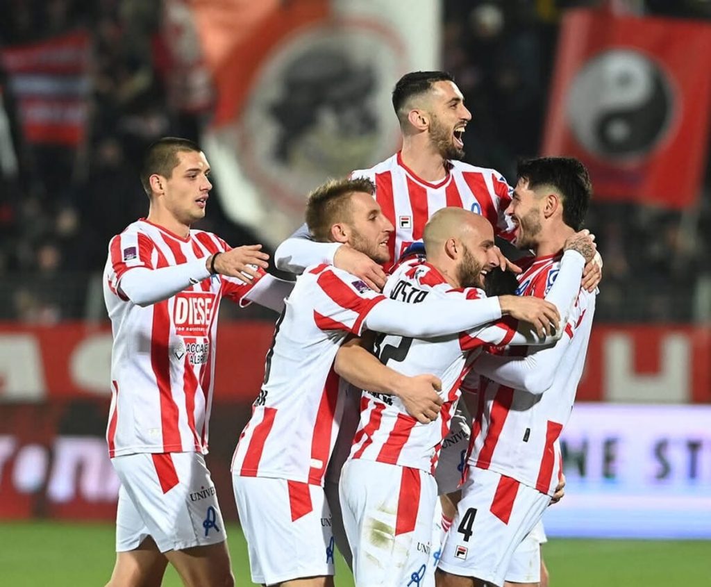 Il Vicenza batte la Virtus Verona 3-0 e si porta a meno due dal Padova