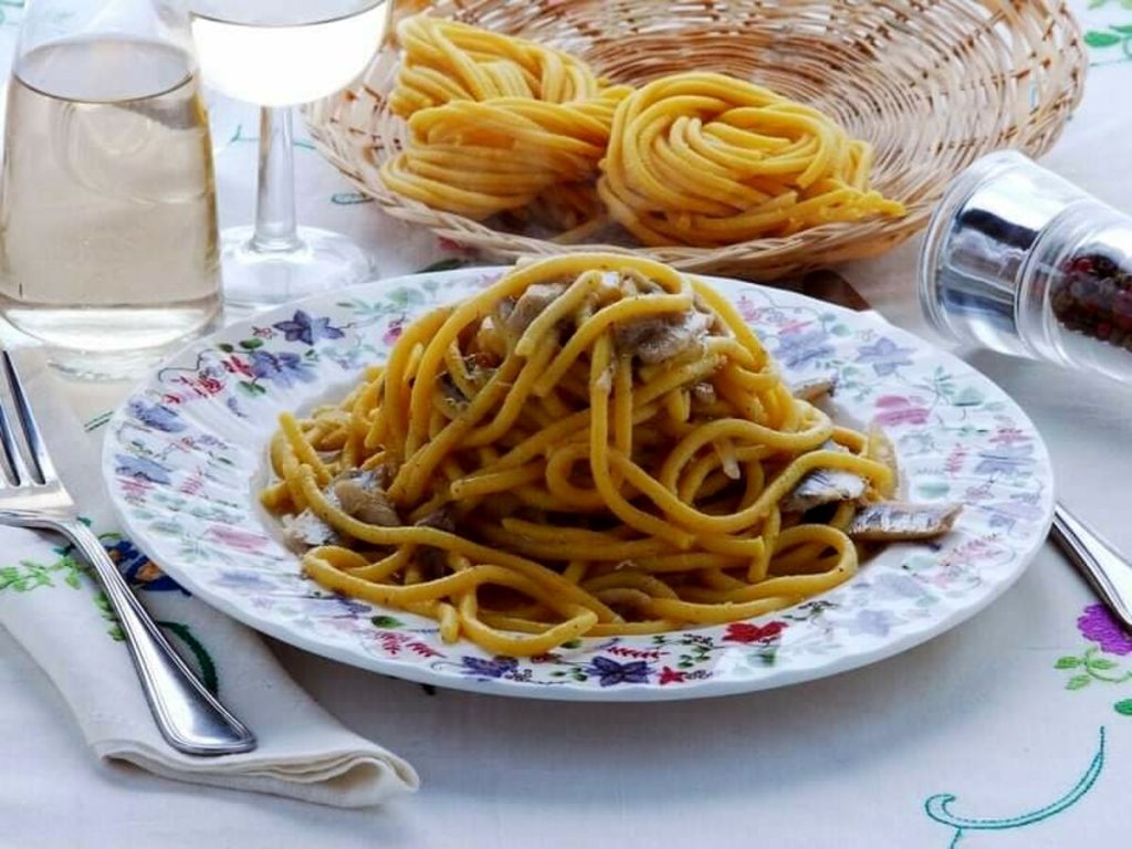 Bigoli in salsa di acciughe: la ricetta della nonna, una tradizione della vigilia di Natale