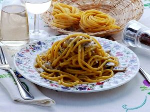 Bigoli in salsa di acciughe: la ricetta della nonna, una tradizione della vigilia di Natale