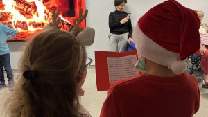 Dai bambini un pensiero di Natale per i pazienti della geriatria
