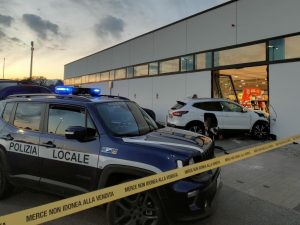 Perde il controllo del Suv e sfonda la vetrina del supermercato, paura tra i clienti