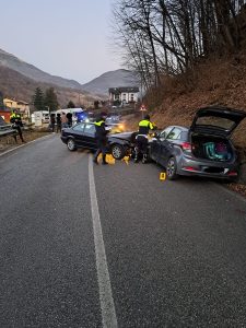 Schianto tra due auto, sei persone in ospedale