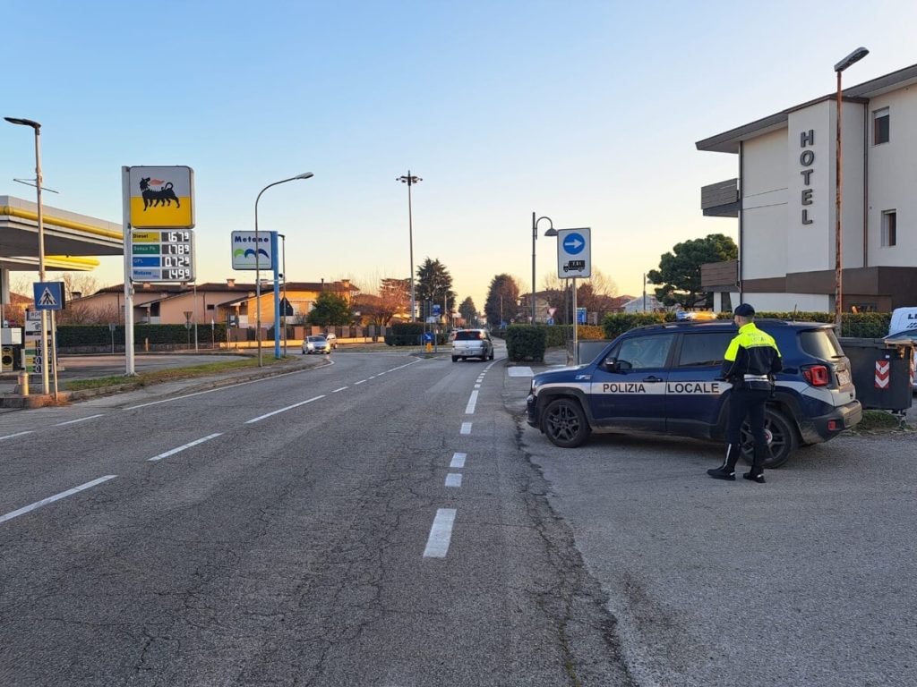 Incidente ciclista-auto: la conducente si allontana e poi si presenta spontaneamente