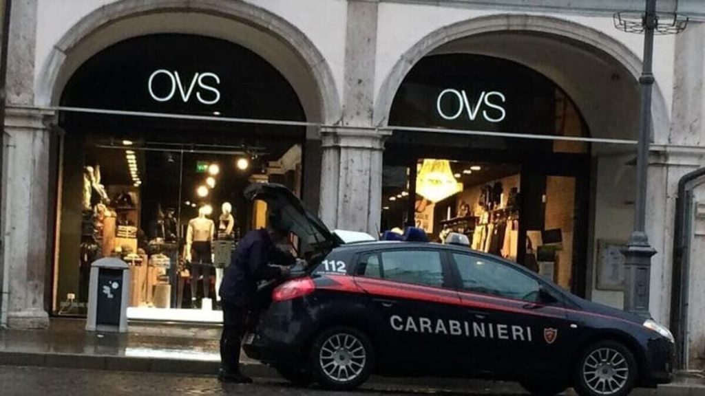 Prova a rifarsi il guardaroba gratis, scoperto e arrestato
