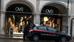 Prova a rifarsi il guardaroba gratis, scoperto e arrestato