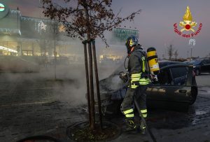 Auto brucia nel parcheggio: decine di chiamate alla centrale operativa