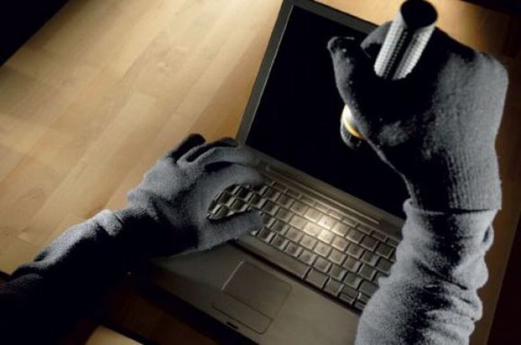 Ruba un computer all’interno di un’azienda, arrestato dalla polizia