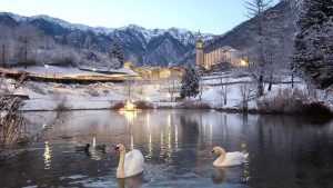 Incanto di Natale a Laghi: ricco stand gastronomico, mercatino, fuochi sull'acqua, il 24 e 26 dicembre