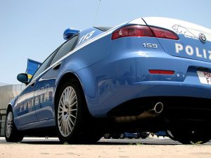 Ospiti inattesi, va al supermercato e ruba 70 euro di salmone per fargli il pranzo