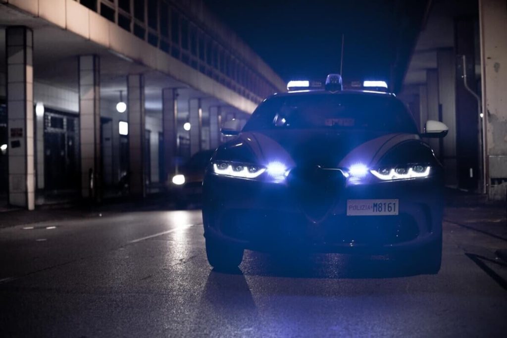 Tenta di sfuggire ai poliziotti e lancia la bici contro la Volante: denunciato