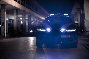Tenta di sfuggire ai poliziotti e lancia la bici contro la Volante: denunciato