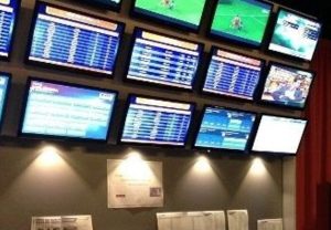 Rissa sfiorata in sala scommesse: 45enne denunciato per oltraggio e resistenza