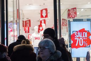 I saldi iniziano poco dopo Capodanno, le speranze dei commercianti dopo un Natale deludente