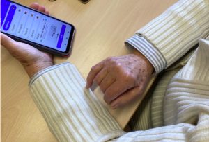Cerca di farsi dare soldi da un anziano, truffa sventata dal cassiere 