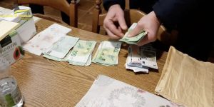 Ai domiciliari per estorsione, organizza una spedizione punitiva per la vittima
