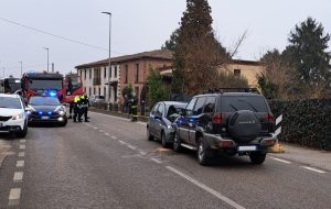 Auto e invade la corsia e si schianta contro un'altra vettura