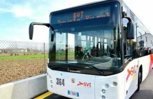 Abbonamenti urbani dei bus gratuiti per diminuire le auto inquinanti