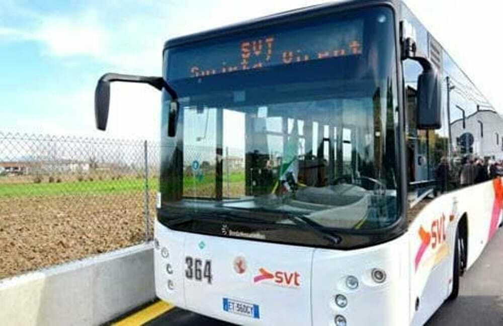Abbonamenti urbani dei bus gratuiti per diminuire le auto inquinanti
