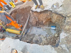 Rottura della condotta idrica durante i lavori: rubinetti chiusi fino a sera per almeno 100 utenze
