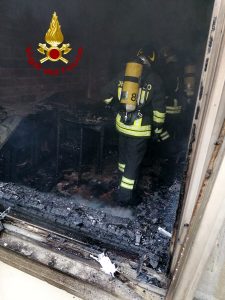 Divampa l'incendio in abitazione, all'interno un corpo carbonizzato