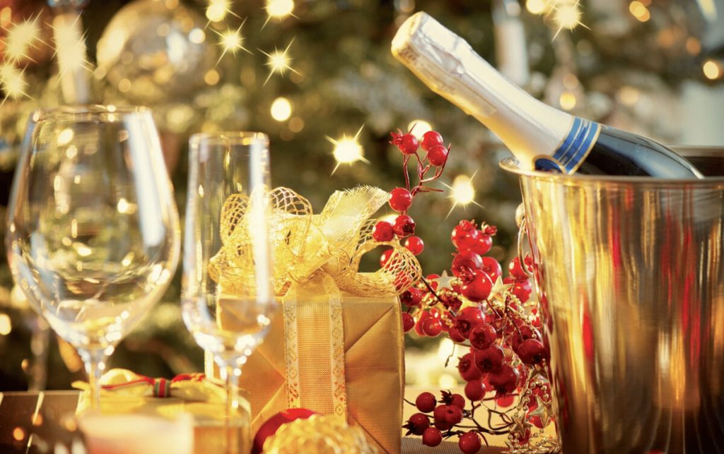 I migliori vini da portare in tavola a Natale e Capodanno, scelti dai sommelier