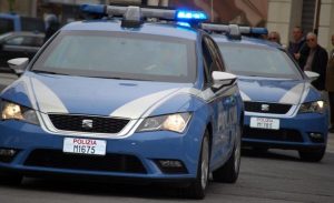 Pugni e calci a un poliziotto dopo lo sfratto, in carcere un abusivo