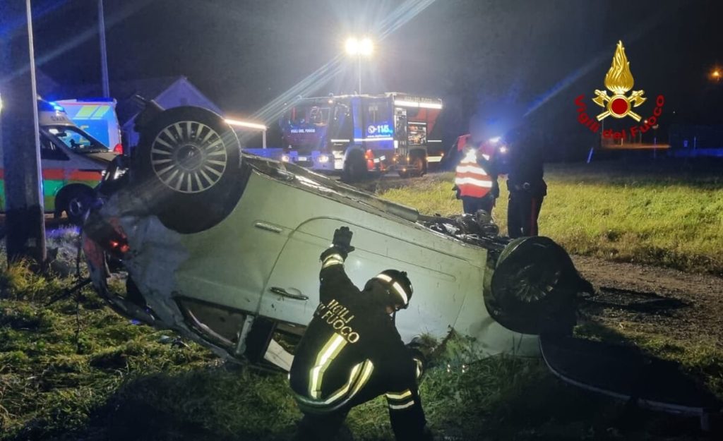 Schianto nella notte, l'auto finisce fuori strada e si rovescia: cinque feriti