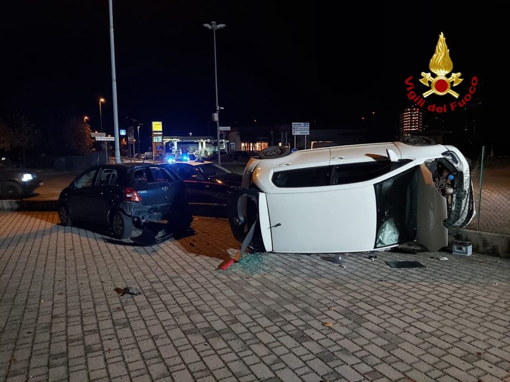 Perde il controllo dell'auto che si schianta contro un'altra vettura e si rovescia: illeso il conducente