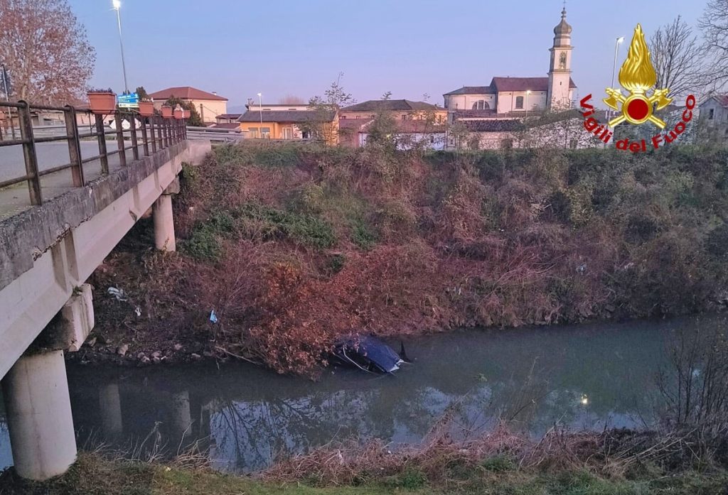 Finisce nel fiume con l'auto, illesa la conducente