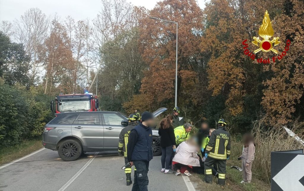 Schianto fra tre auto, ferite due donne