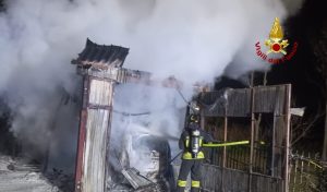 Rogo in un baracca in lamiera, carbonizzata un'auto