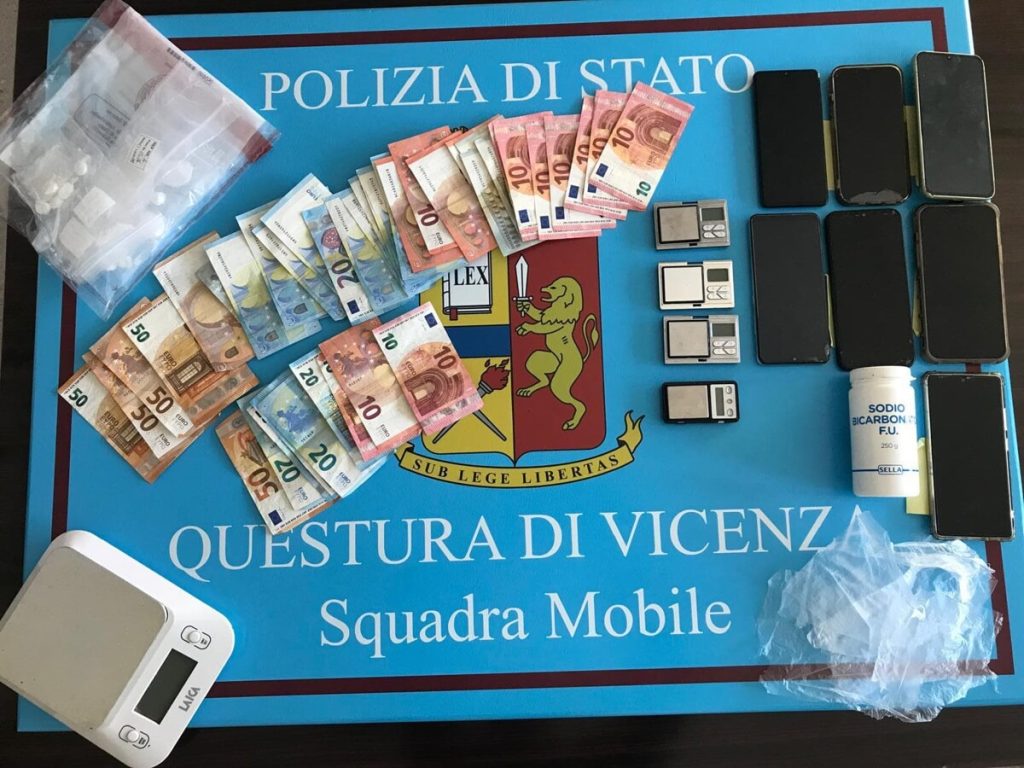 Blitz della polizia in un appartamento, sei denunciati per spaccio