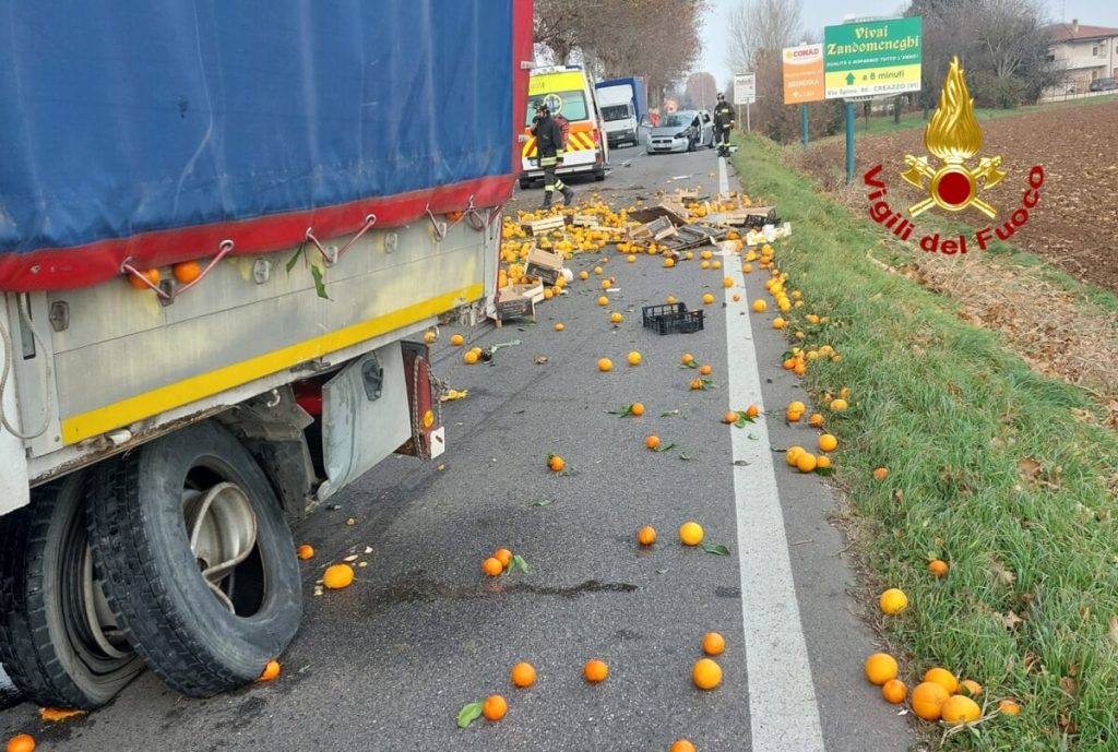 Auto invade la corsia e si schianta contro un furgoncino