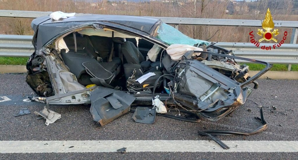 Schianto tra un camion cisterna e tre auto sulla Valdastico: tre feriti