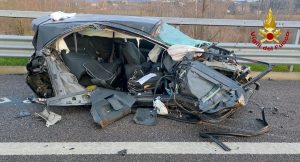 Schianto tra un camion cisterna e tre auto sulla Valdastico: tre feriti