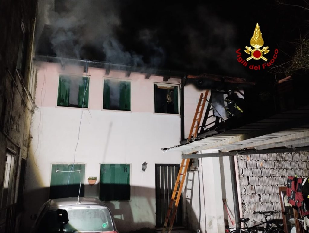 Le fiamme distruggono un appartamento, famiglia evacuata