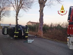 Auto finisce contro un platano e si rovescia: ferita la conducente