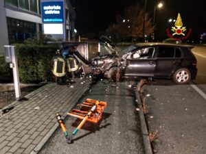 Auto fuori controllo finisce contro una centralina del gas: ferita una 31enne