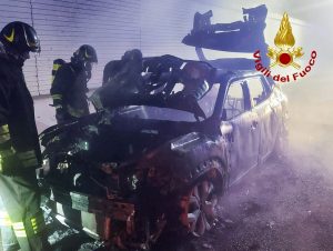 Auto ibrida a fuoco in A31, era stata acquistata solo due mesi fa