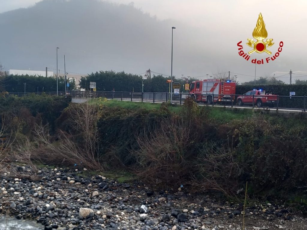 Anziano scivola nel torrente, recuperato dai Vigili del fuoco