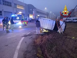Schianto auto-furgone: l'autocarro finisce rovesciato
