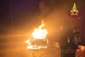 Incendio nella notte, auto carbonizzata: si sospetta il dolo
